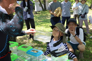 熱心に説明を聞く子どもたち